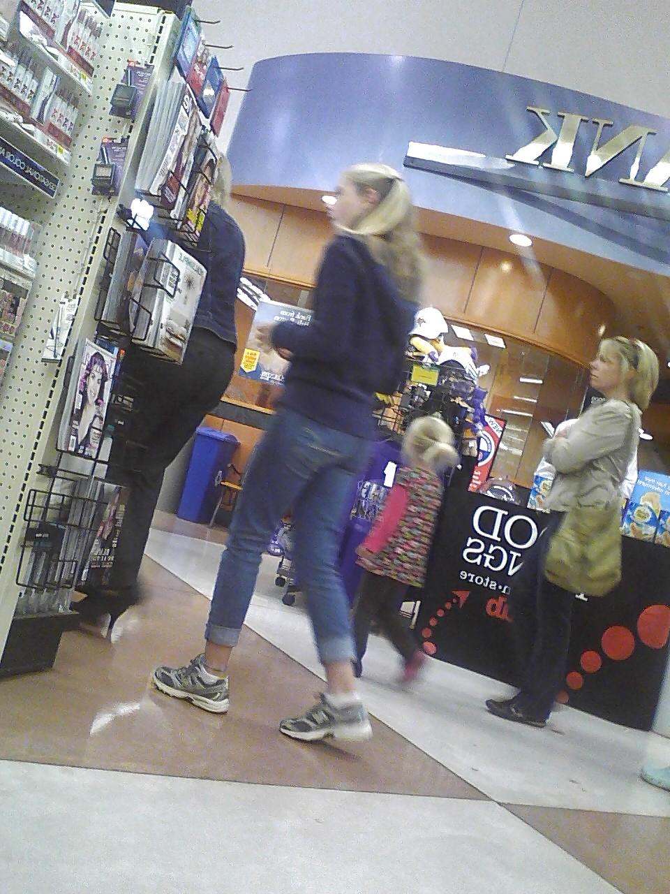 7P Candid - Shopping