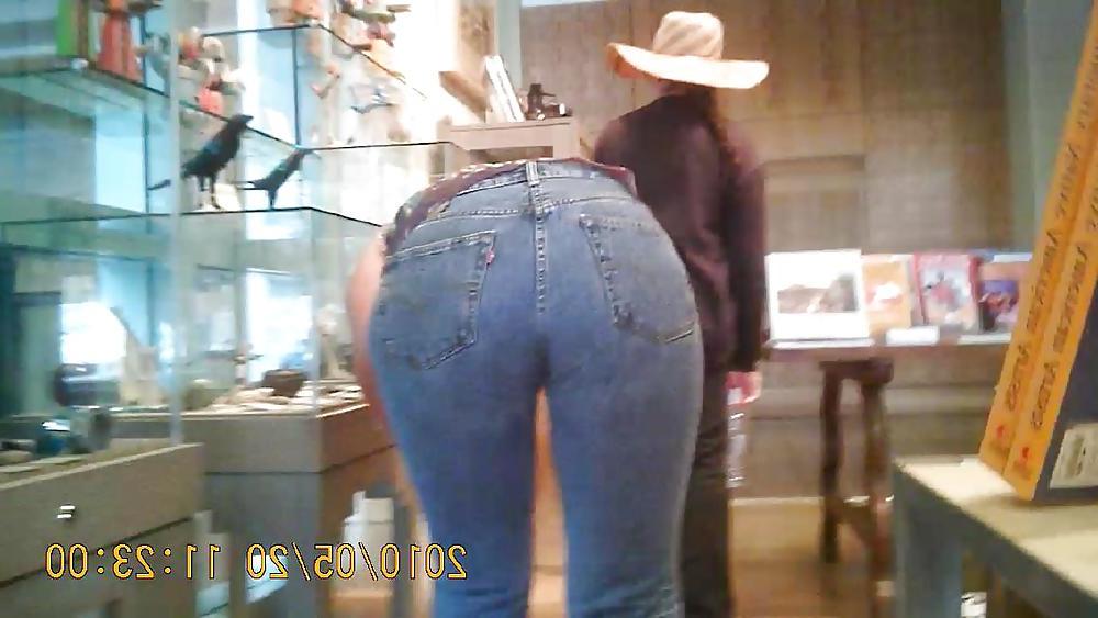 8P MILF in Jeans bückt sich