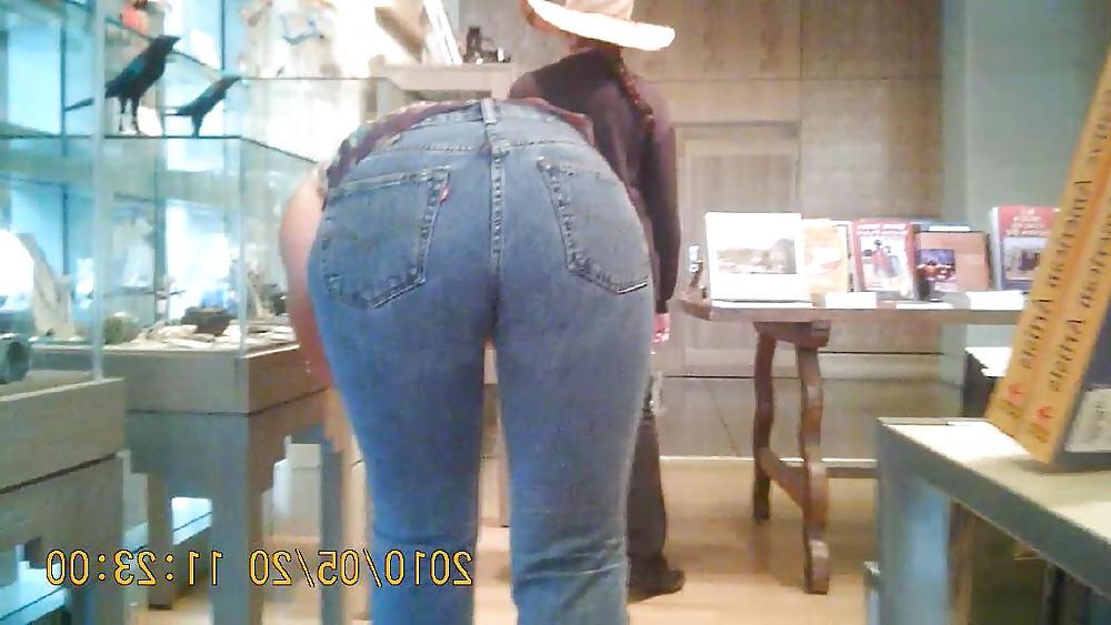 8P MILF in Jeans bückt sich