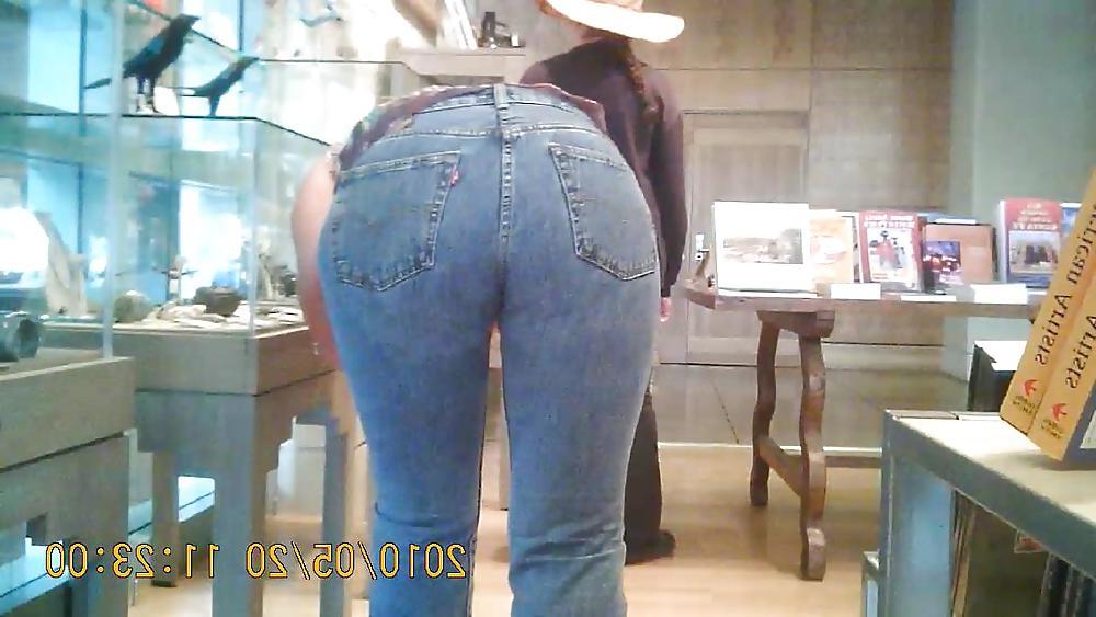 8P MILF in Jeans bückt sich