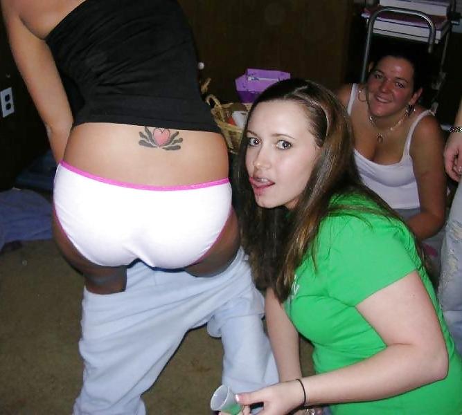 18P Girls that love to show their panties and bra2