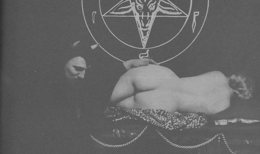 17P Vintage hetero couple B&W