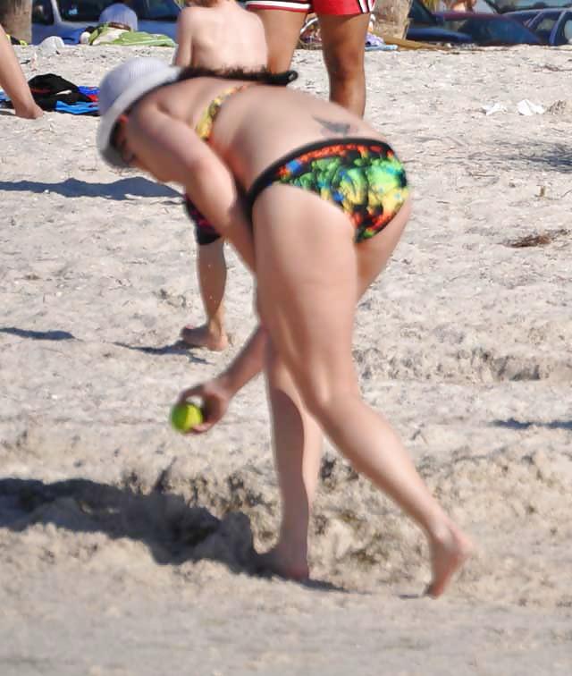 6P Chubby Ass Bending Over