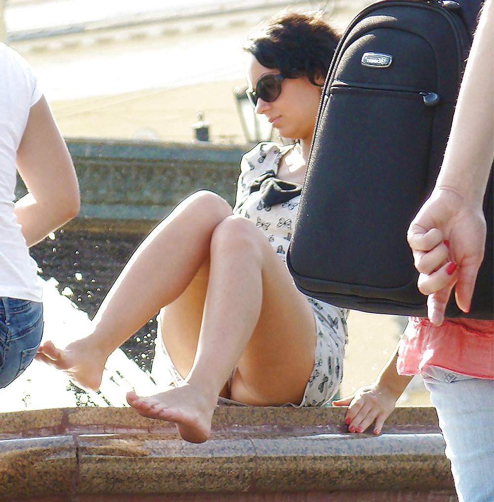 22P In The Streets 091 - Sexy Ladies At The Fountain(Upskirts)