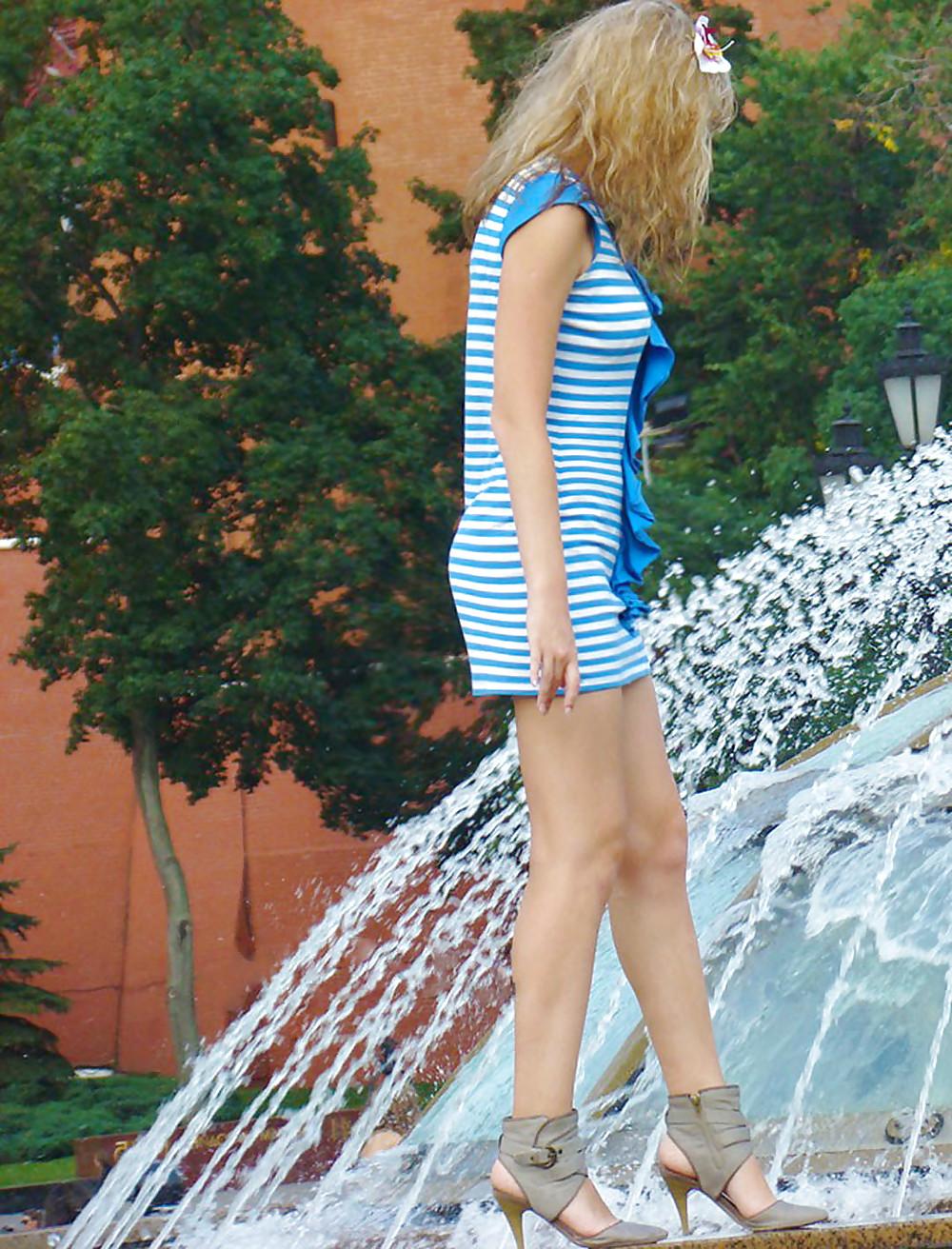 22P In The Streets 091 - Sexy Ladies At The Fountain(Upskirts)