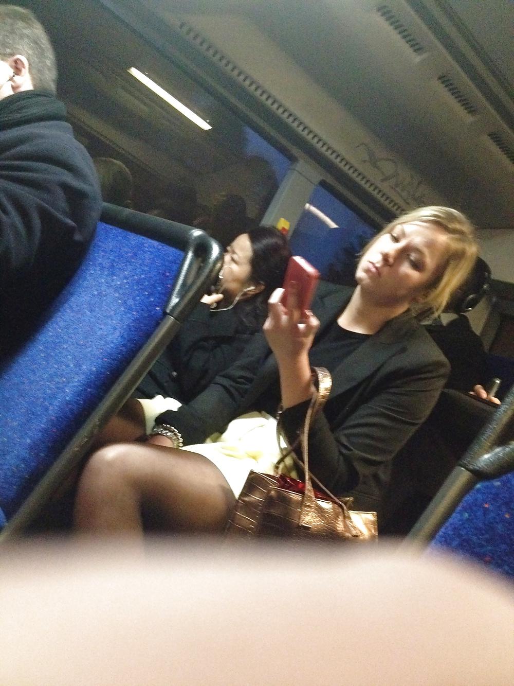 9P Chubby Blonde leg flash