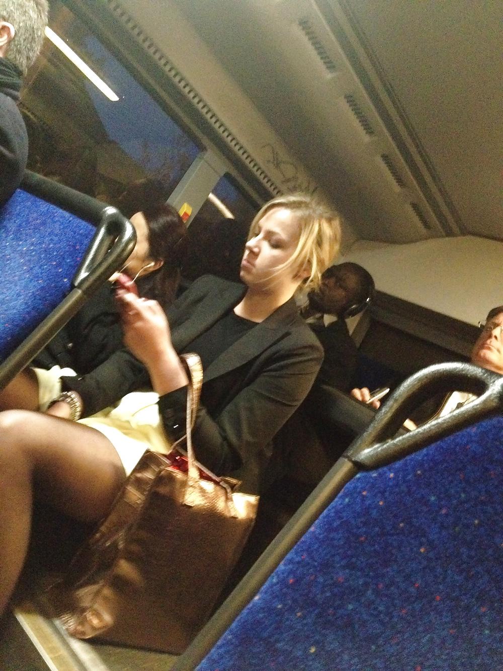 9P Chubby Blonde leg flash