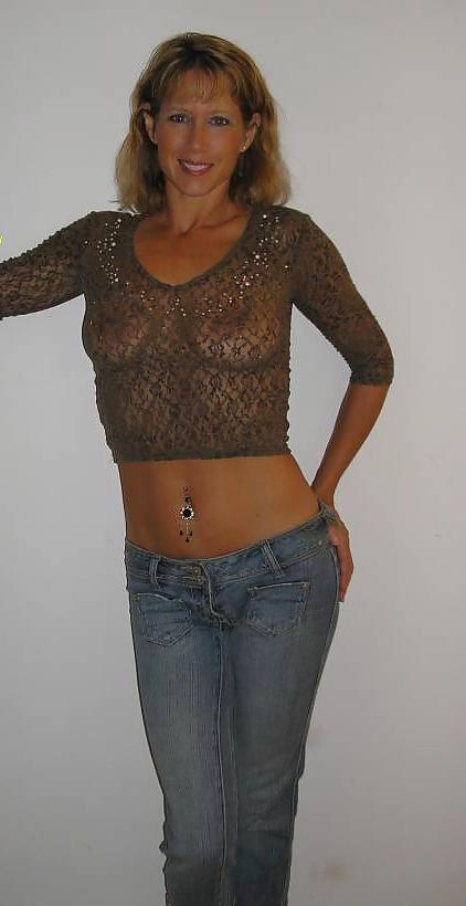15P Hot Housewife