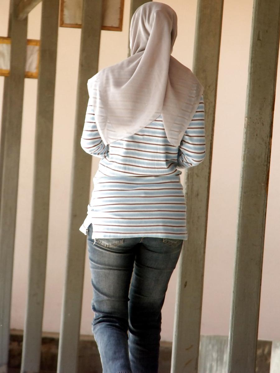 6P Sexy Girl in Hijab & Tight Jeans