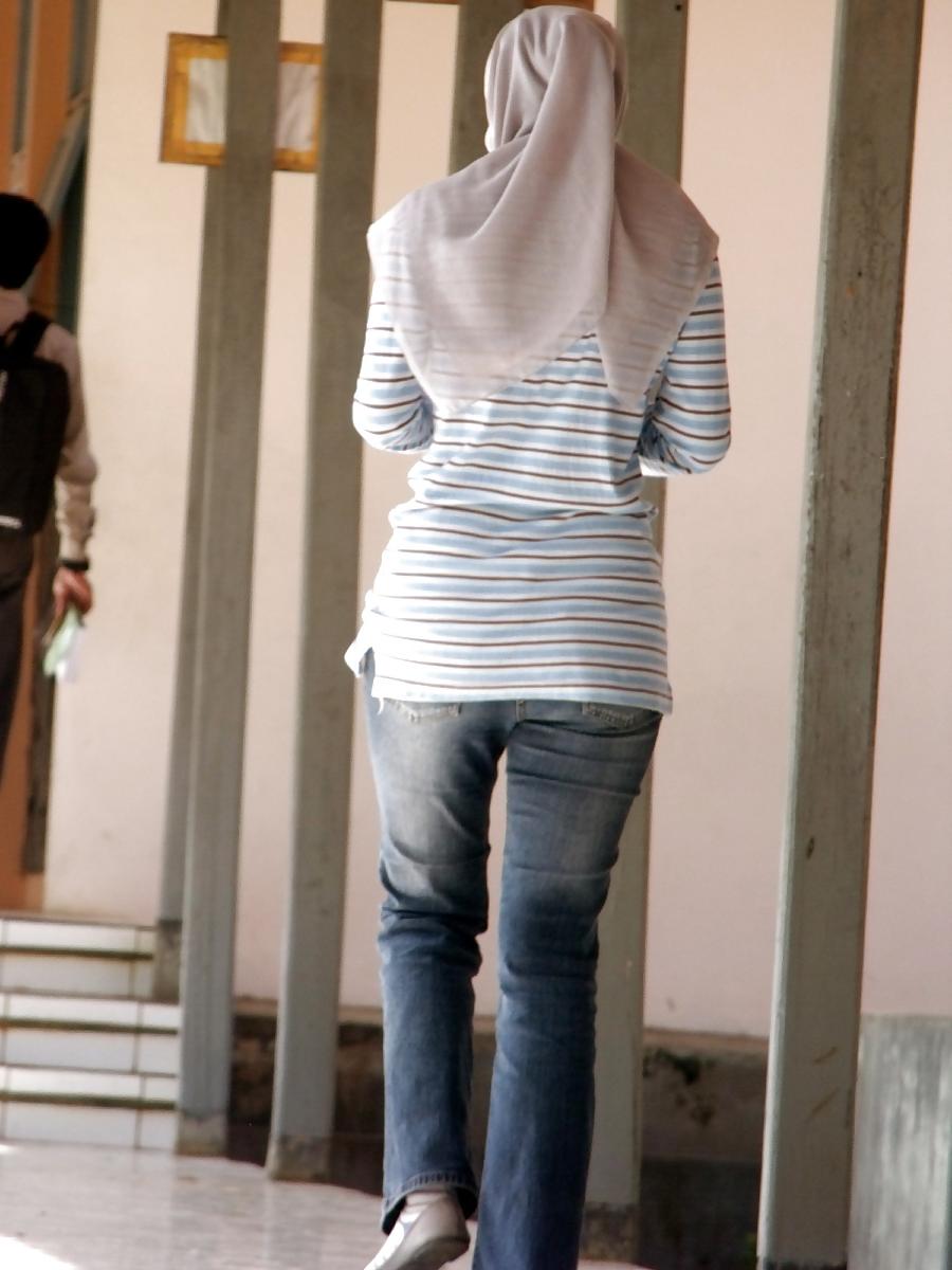 6P Sexy Girl in Hijab & Tight Jeans