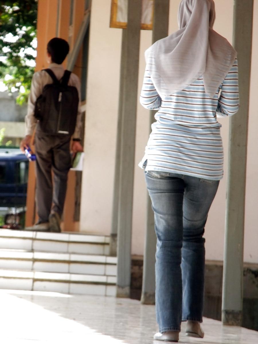 6P Sexy Girl in Hijab & Tight Jeans