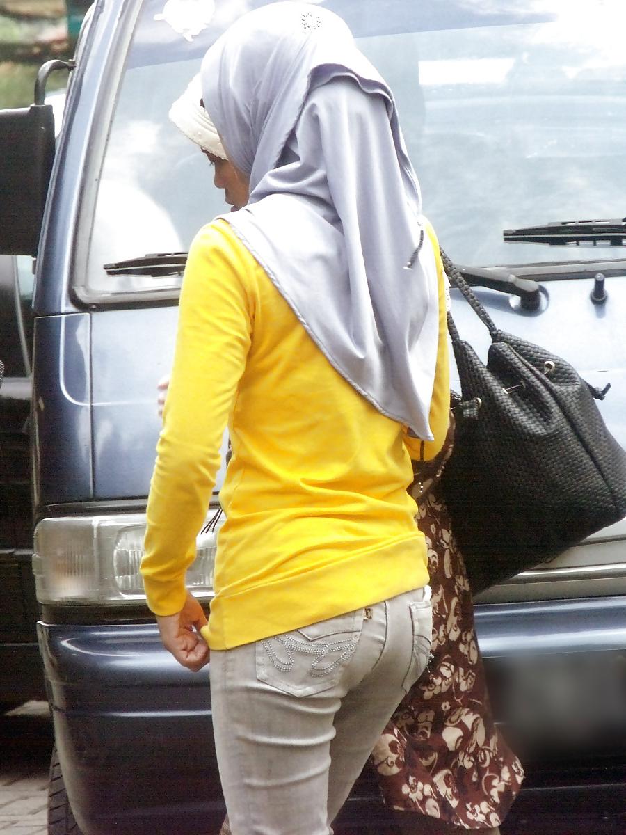 9P Sexy Girl in Hijab & Tight Jeans