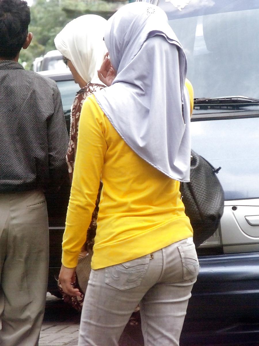 9P Sexy Girl in Hijab & Tight Jeans