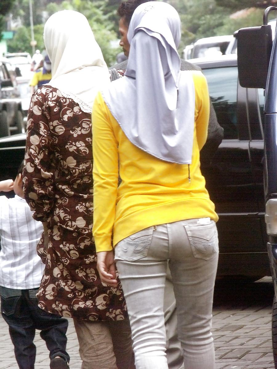 9P Sexy Girl in Hijab & Tight Jeans