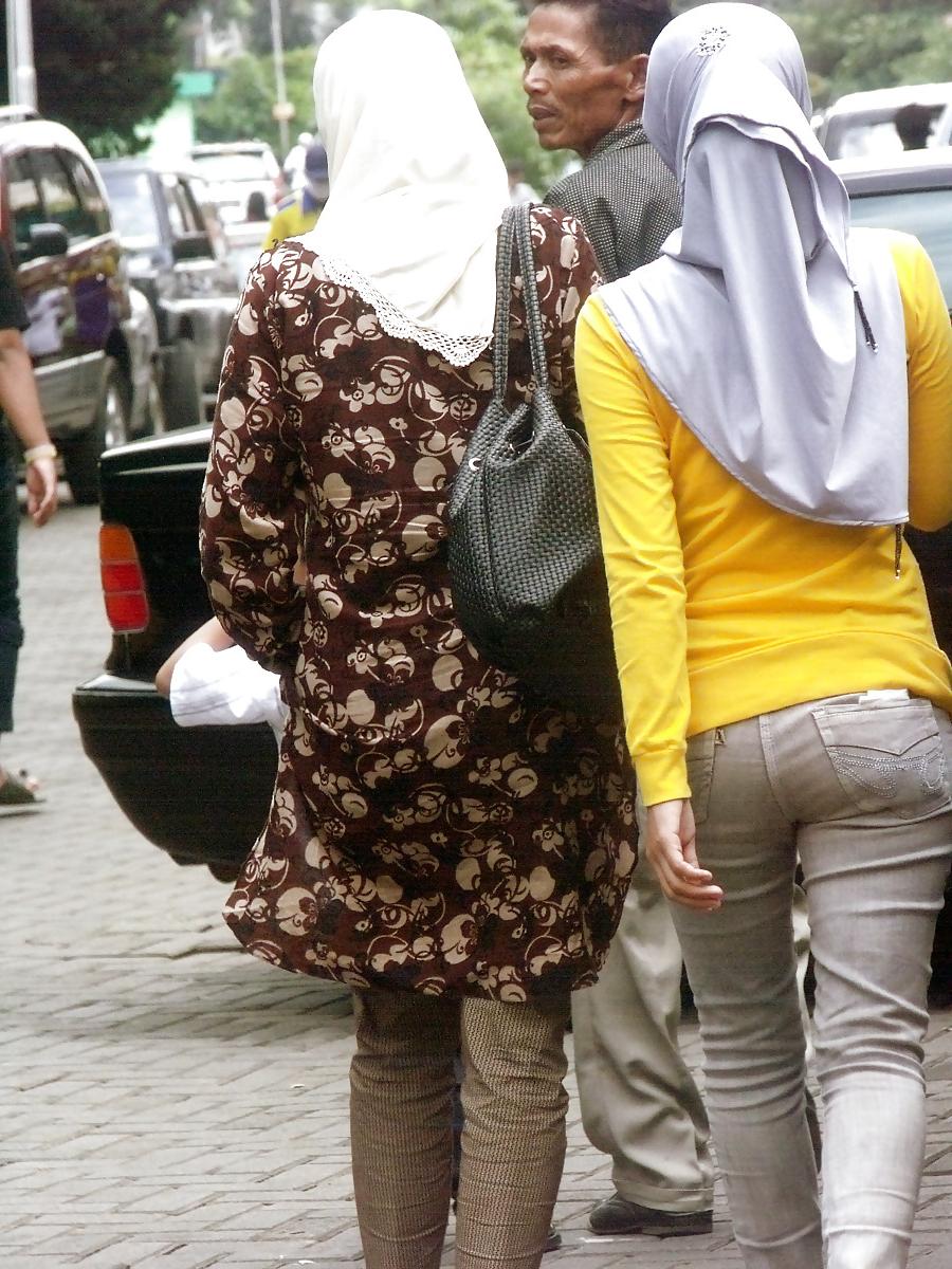 9P Sexy Girl in Hijab & Tight Jeans
