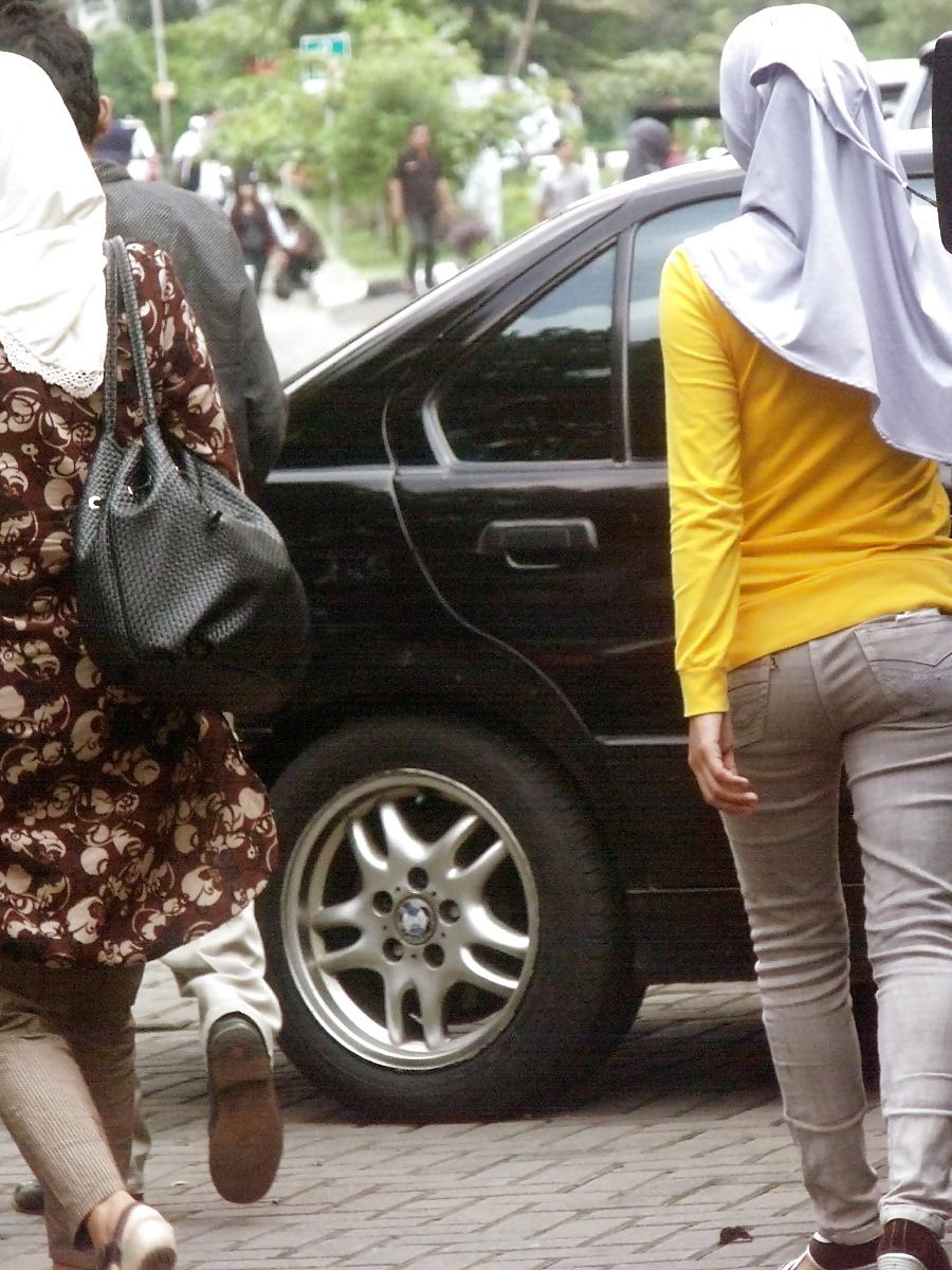 9P Sexy Girl in Hijab & Tight Jeans