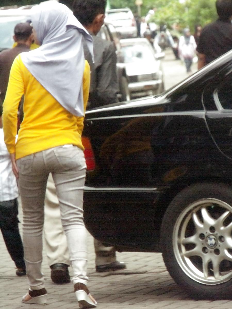 9P Sexy Girl in Hijab & Tight Jeans