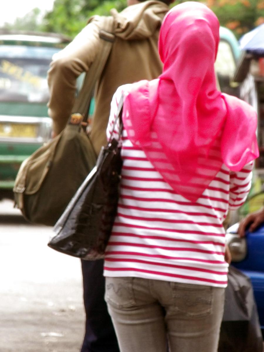 7P Sexy Girl in Hijab & Tight Jeans