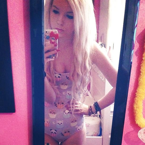 25P Love girls in leggings CLOSE-UPS