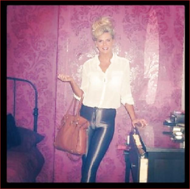 25P Love girls in leggings CLOSE-UPS