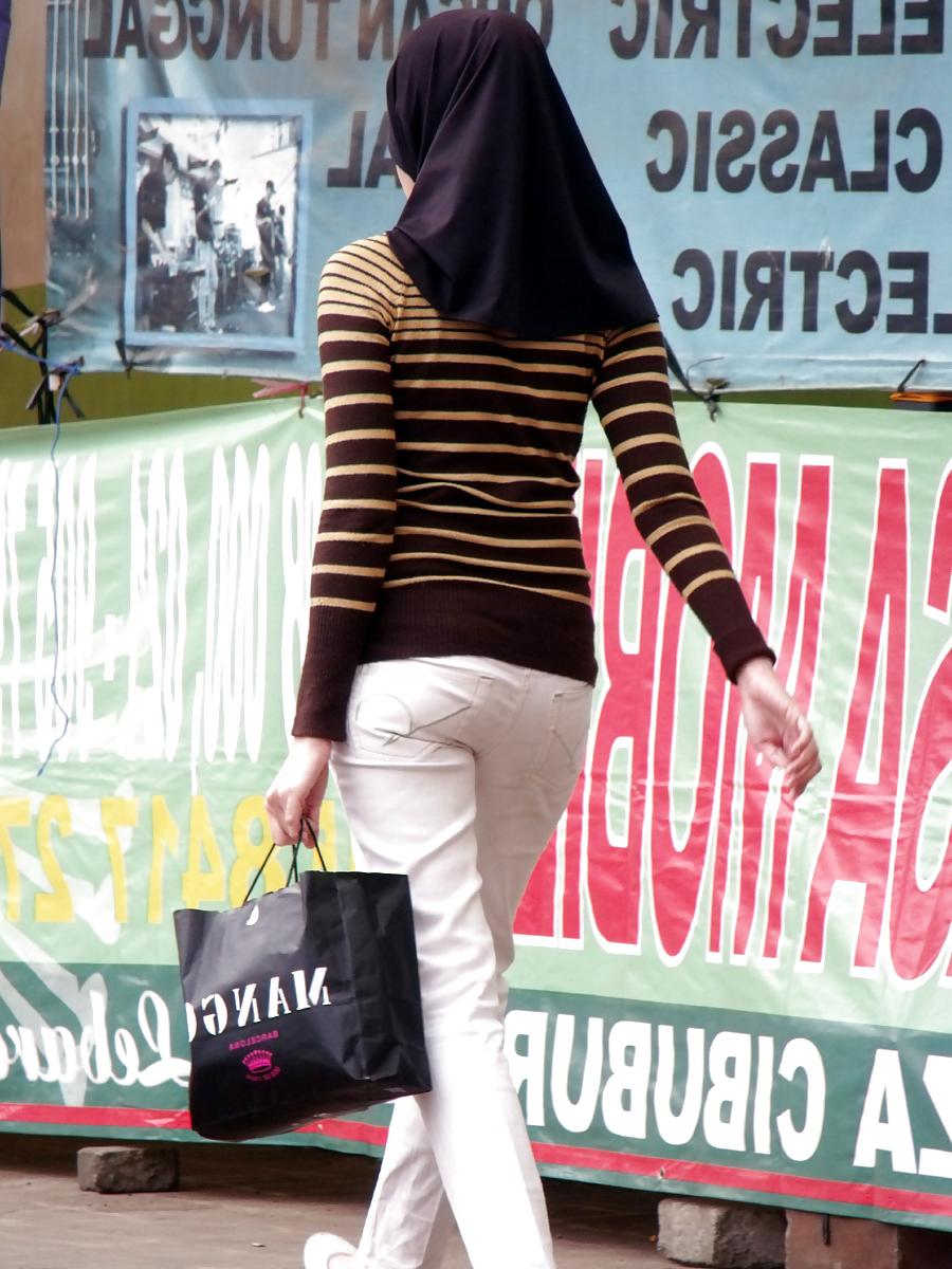 4P Sexy Girl in Hijab & Tight Jeans