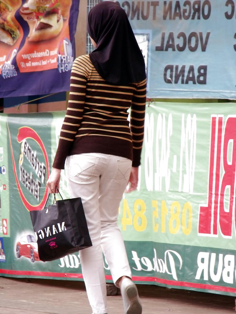 4P Sexy Girl in Hijab & Tight Jeans