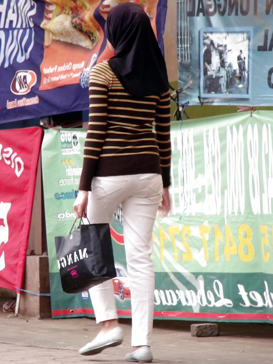 4P Sexy Girl in Hijab & Tight Jeans