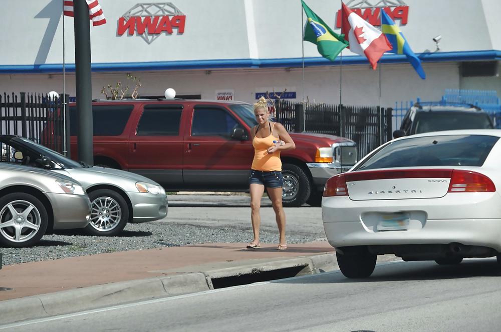 5P Blonde Hooker Walking the Stroll