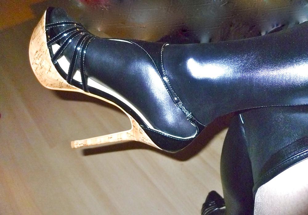 17P High heels on cam session
