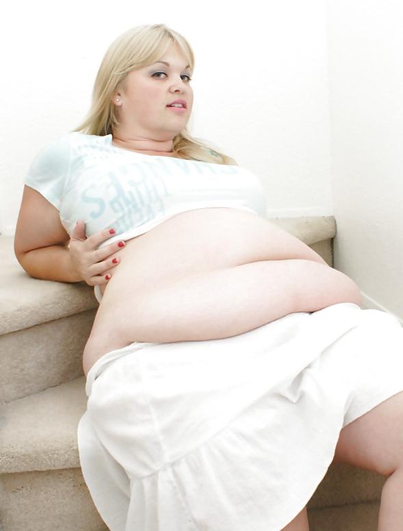 25P HOT BLONDE SHOWS BELLY