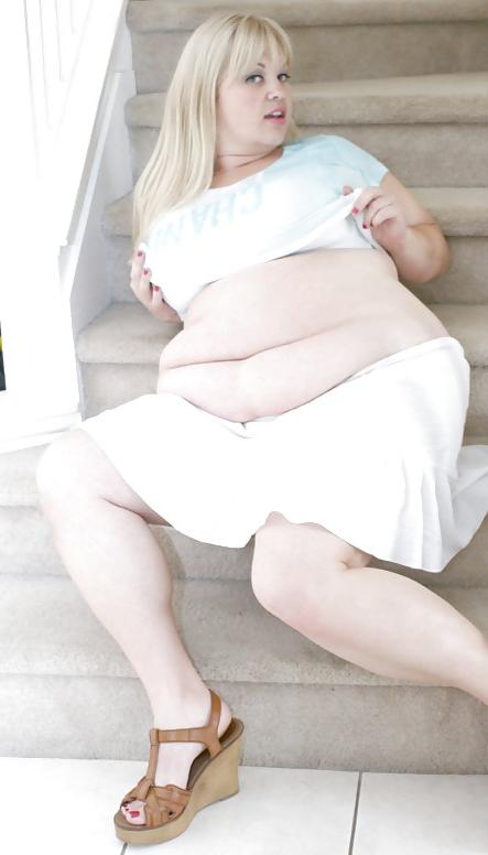 25P HOT BLONDE SHOWS BELLY