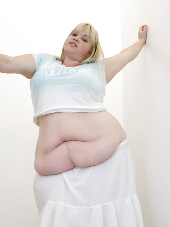 25P HOT BLONDE SHOWS BELLY