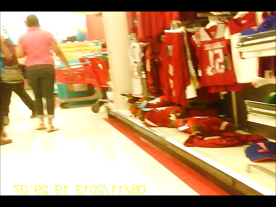 6P Black MILF in aisle