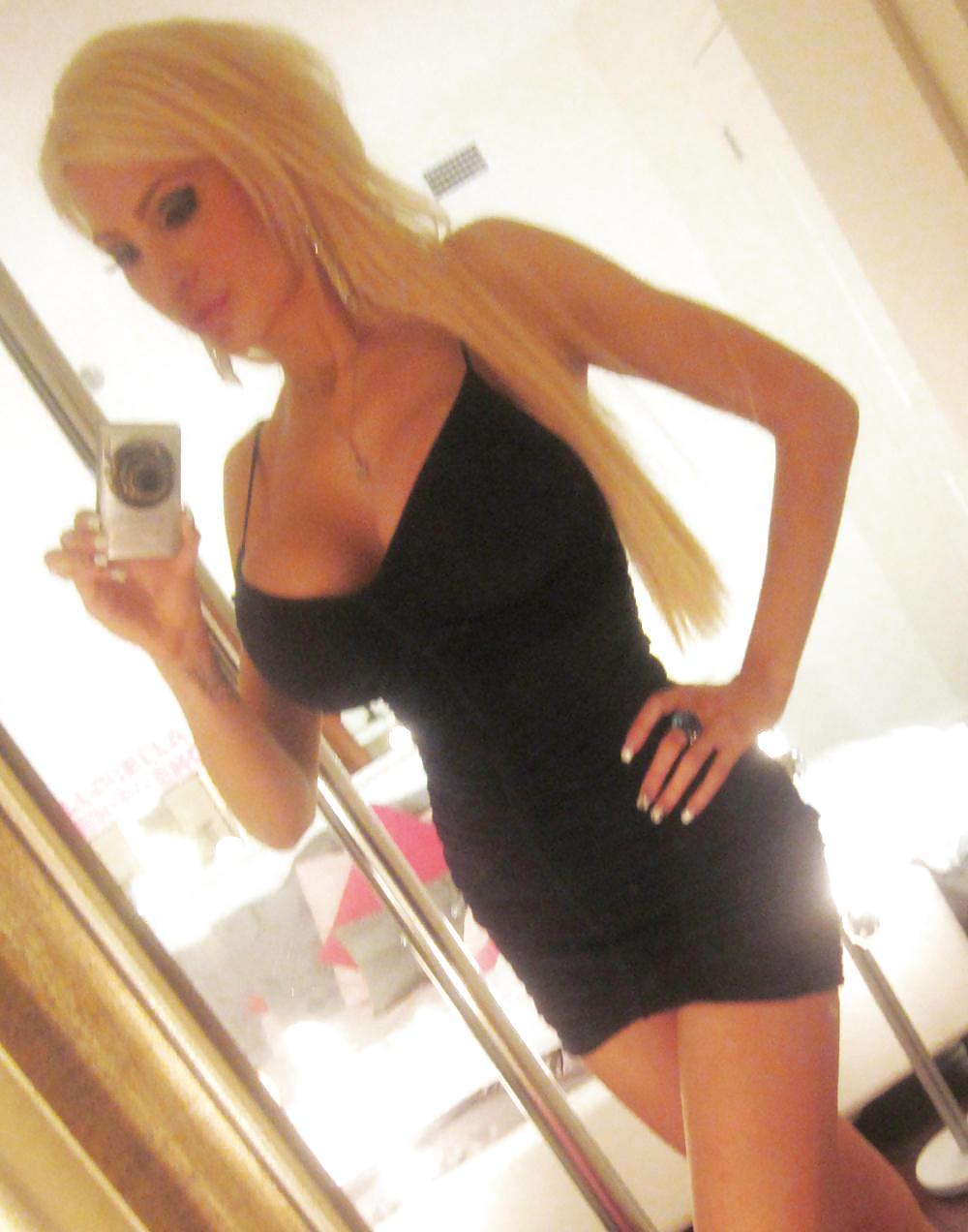 25P Bella: Fake Tit Cam Star