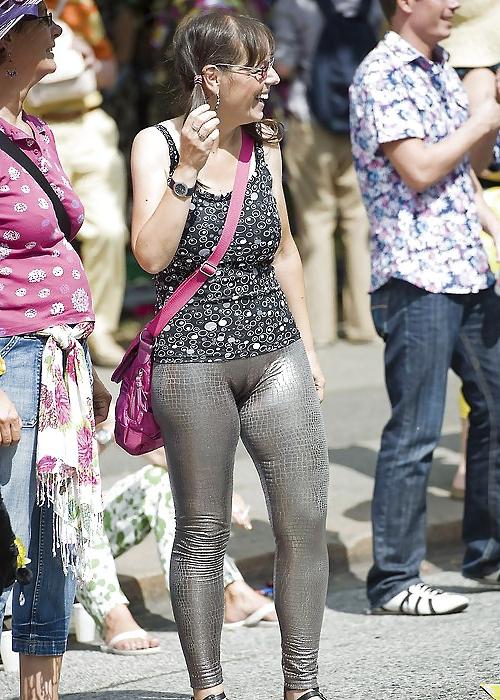24P Fotze frisst Hose - cameltoe