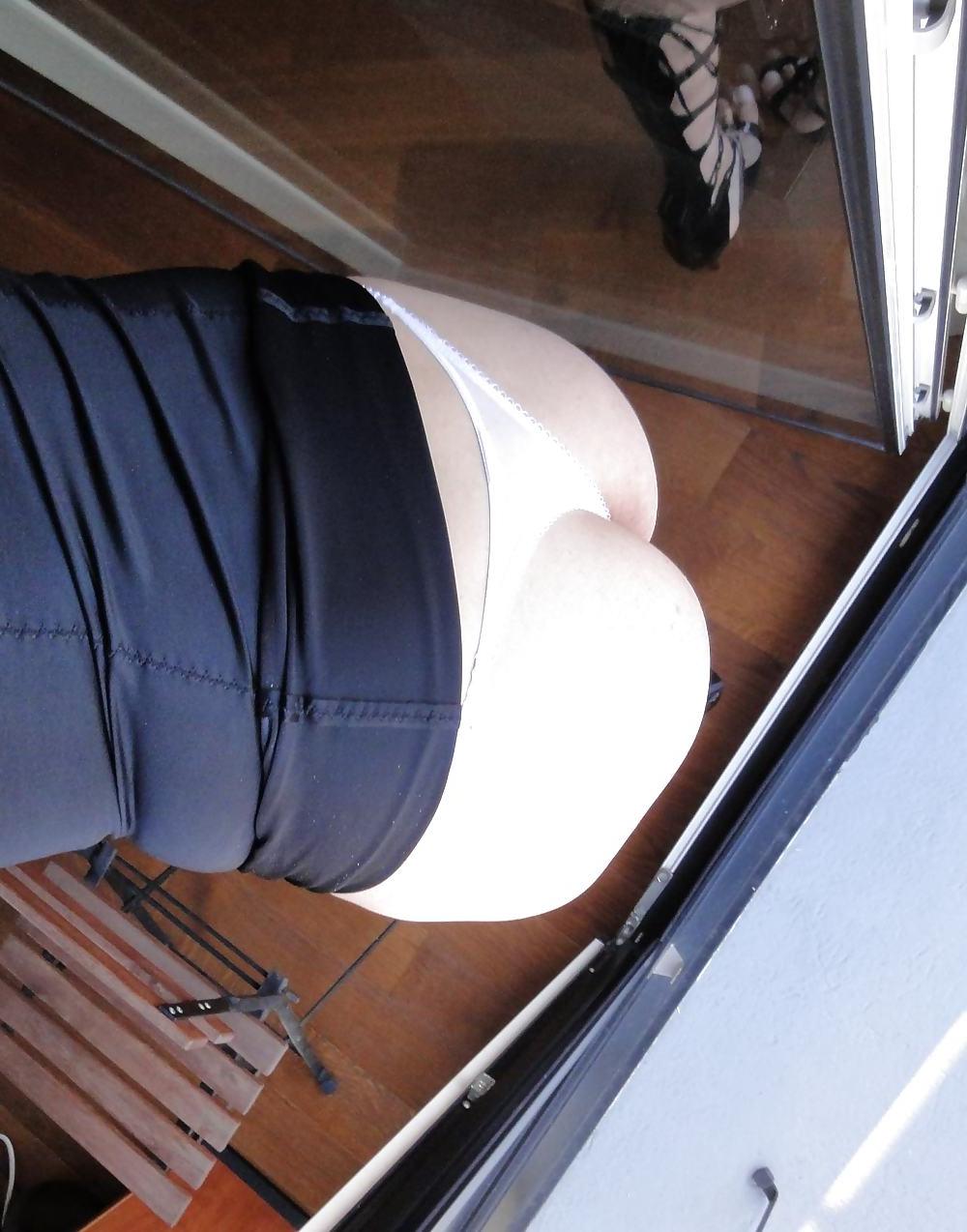 11P Shemale exhib in high heels and thong