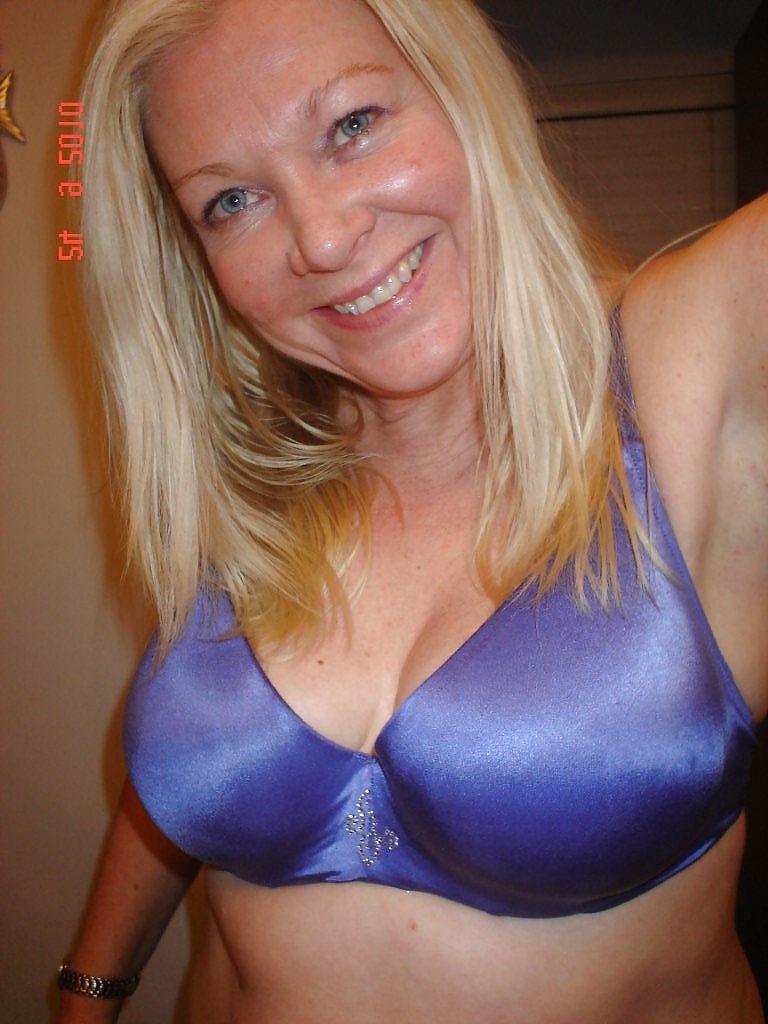 25P Sexy Blonde Cougar 