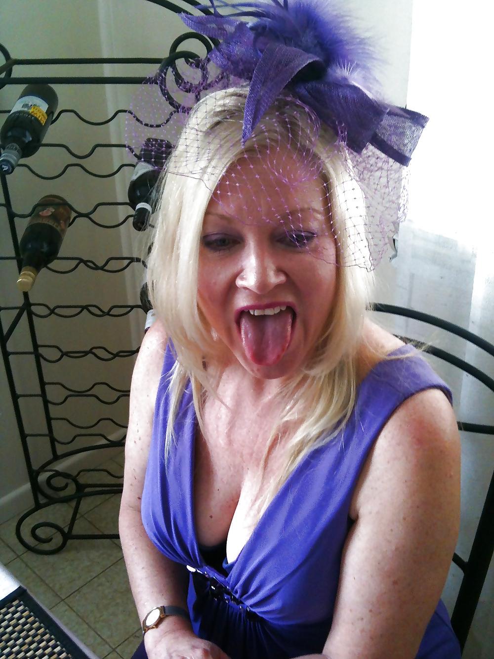 25P Sexy Blonde Cougar 