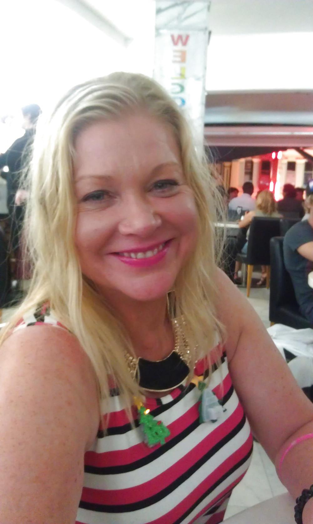 25P Sexy Blonde Cougar 