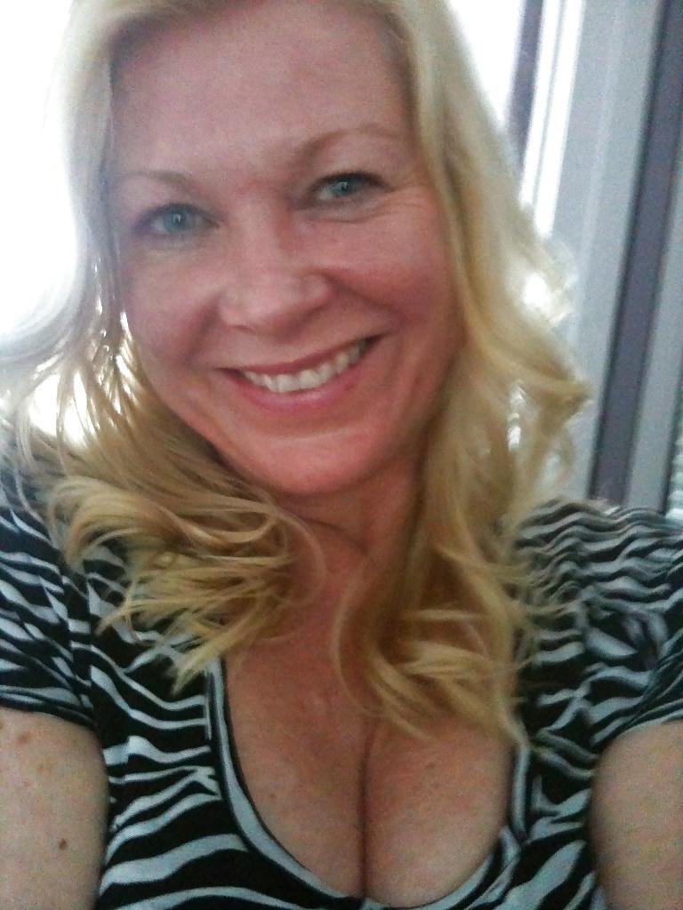 25P Sexy Blonde Cougar 