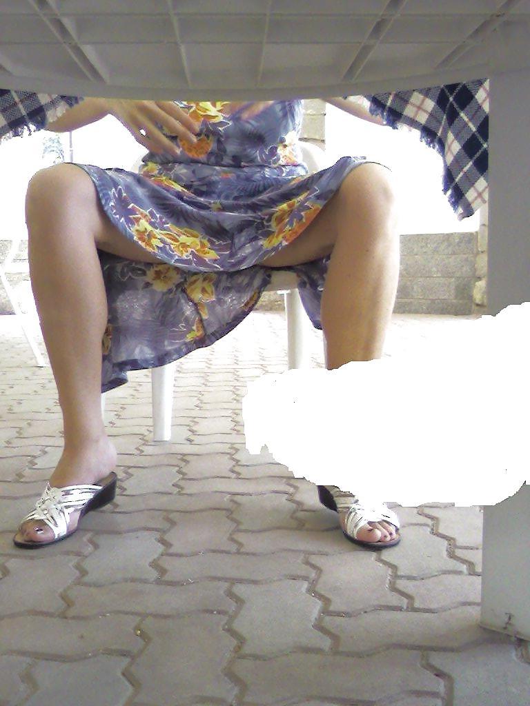 25P Mom's flashing her white panties