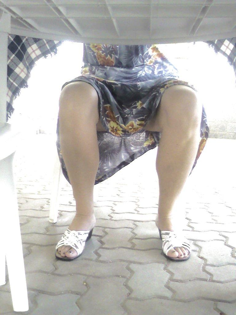 25P Mom's flashing her white panties