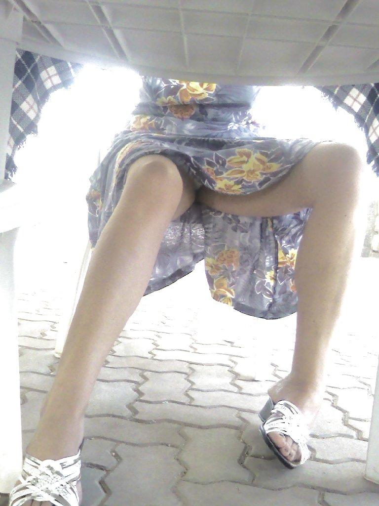 25P Mom's flashing her white panties