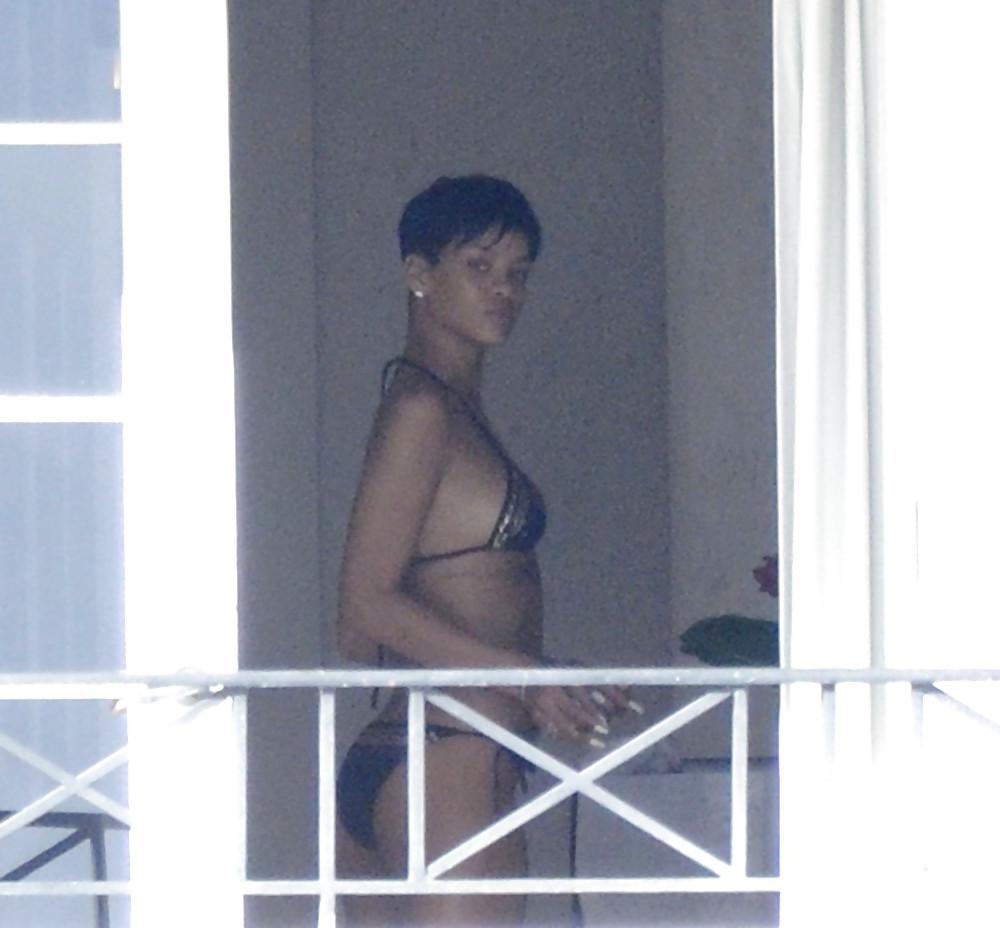 16P Rihanna - boobs and Ass - NUDE !!!