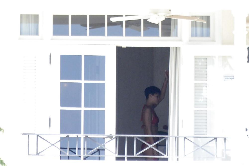 16P Rihanna - boobs and Ass - NUDE !!!