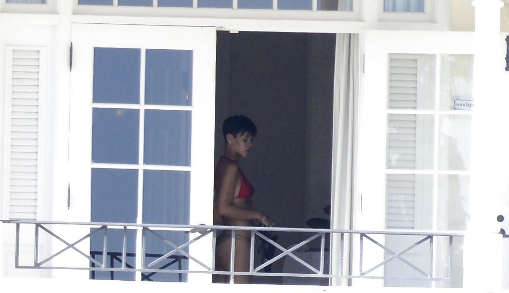 16P Rihanna - boobs and Ass - NUDE !!!