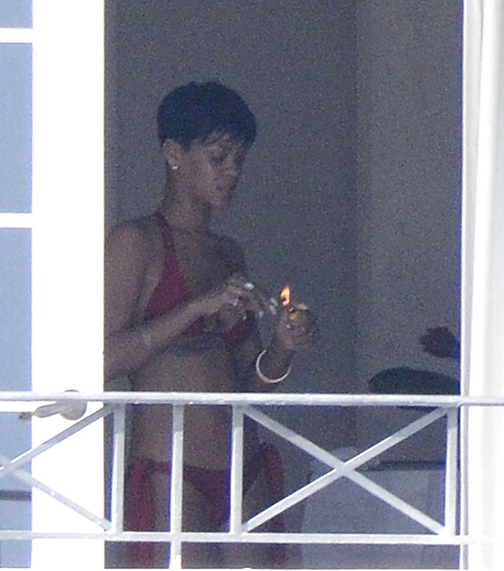 16P Rihanna - boobs and Ass - NUDE !!!