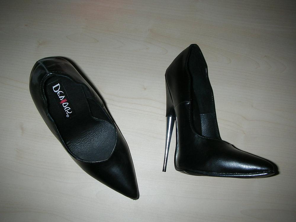 8P Wife cum over her black 16 cm metal spiked heels