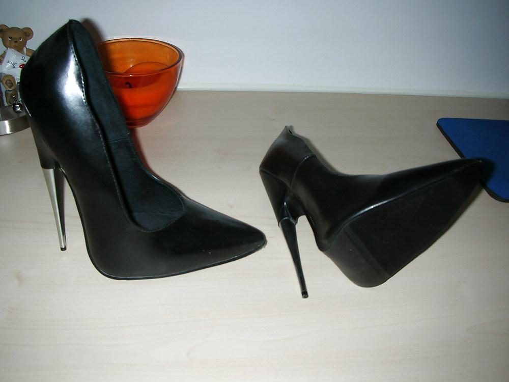8P Wife cum over her black 16 cm metal spiked heels
