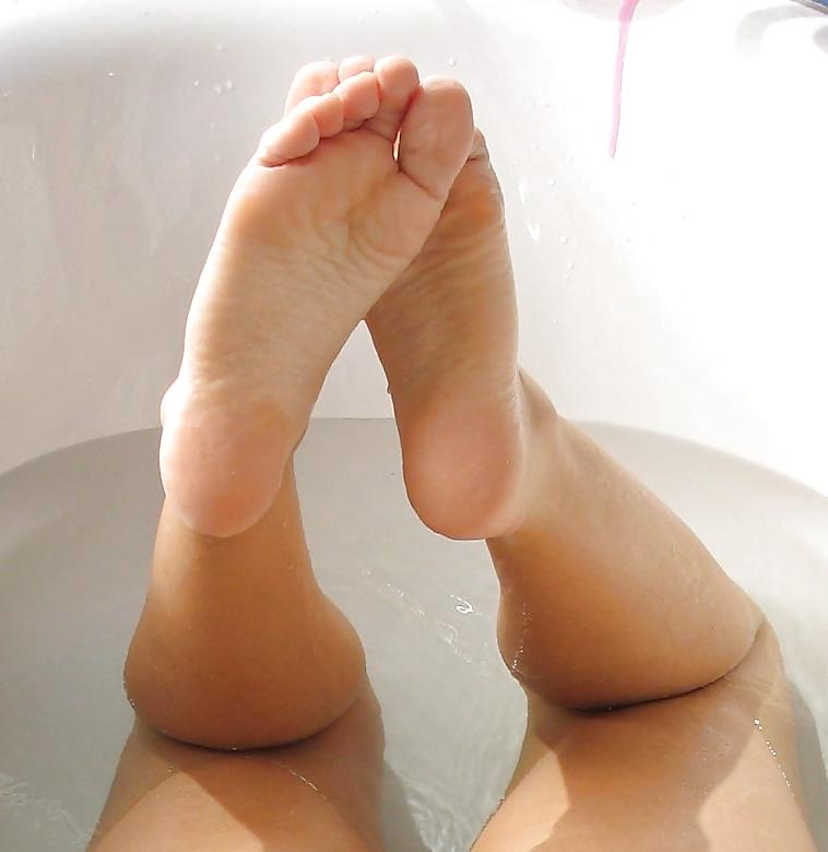 13P Eve show me your feets...